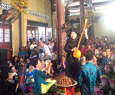 Một giá đồng trình diễn tại Festival Thực hành tín ngưỡng thờ Mẫu Thượng ngàn tại đền Đông Cuông, huyện Văn Yên trong chuỗi hoạt động Năm Du lịch Yên Bái 2017.